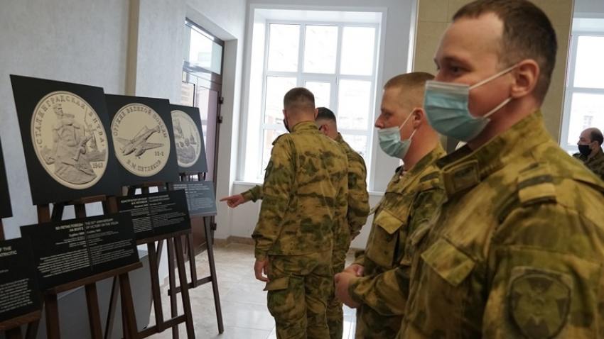 Военнослужащие Росгвардии посетили выставку о Великой Отечественной войне